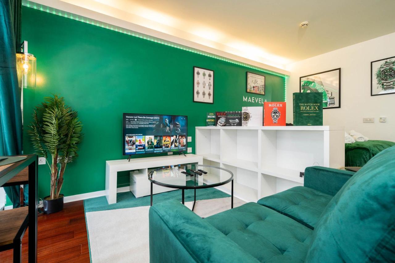 Maevela Apartments - Top Floor Rolex Themed Studio Apt Inside The Cube, Mailbox - Free Netflix & Wifi Birmingham Bagian luar foto